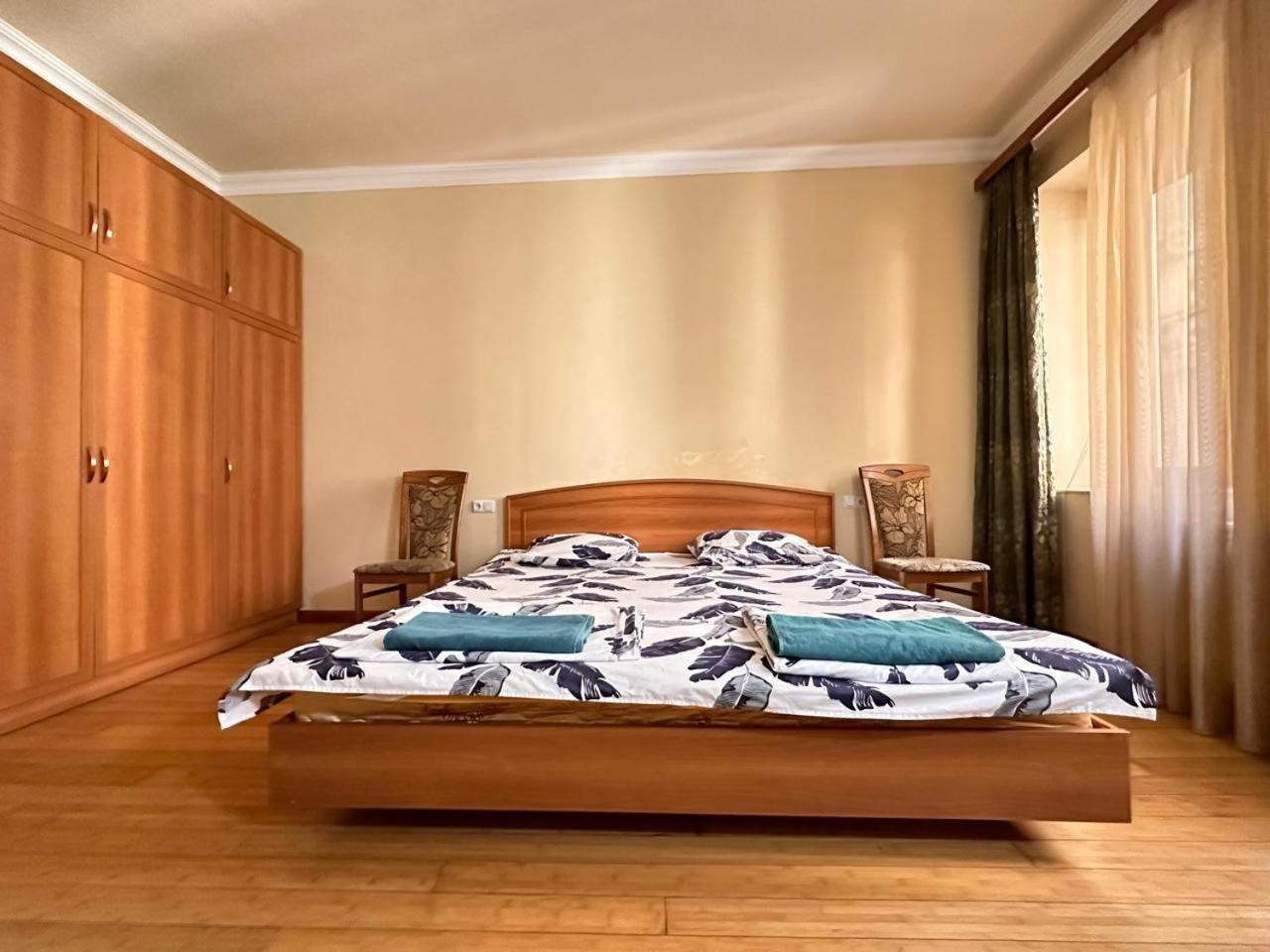 Hotel & Apartments California Єреван Екстер'єр фото