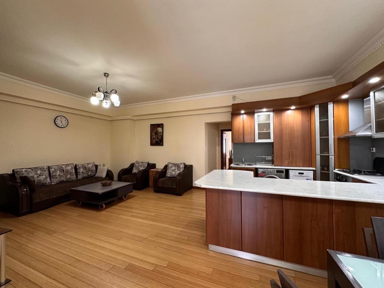 Hotel & Apartments California Єреван Екстер'єр фото