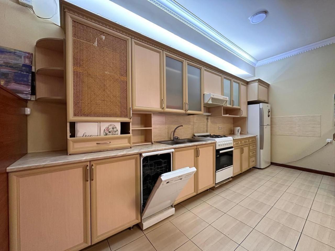 Hotel & Apartments California Єреван Екстер'єр фото