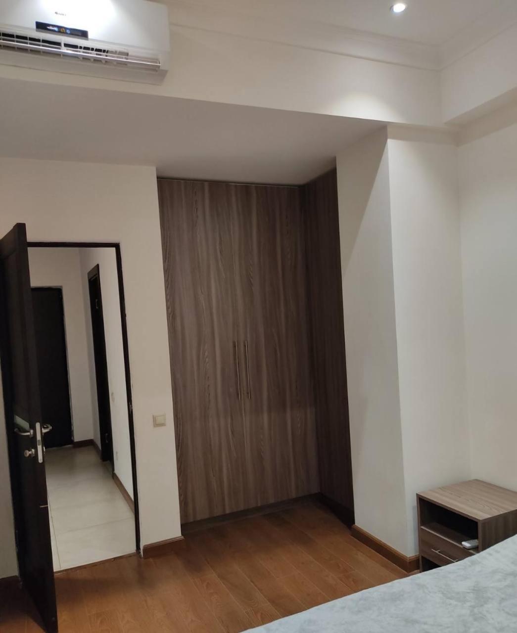 Hotel & Apartments California Єреван Екстер'єр фото