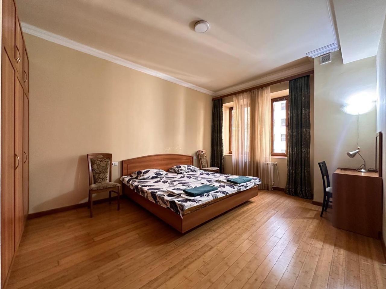Hotel & Apartments California Єреван Екстер'єр фото