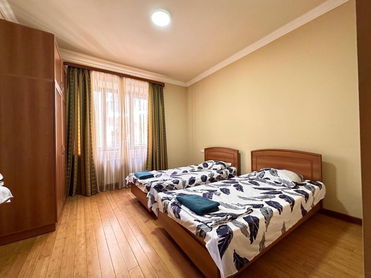 Hotel & Apartments California Єреван Екстер'єр фото