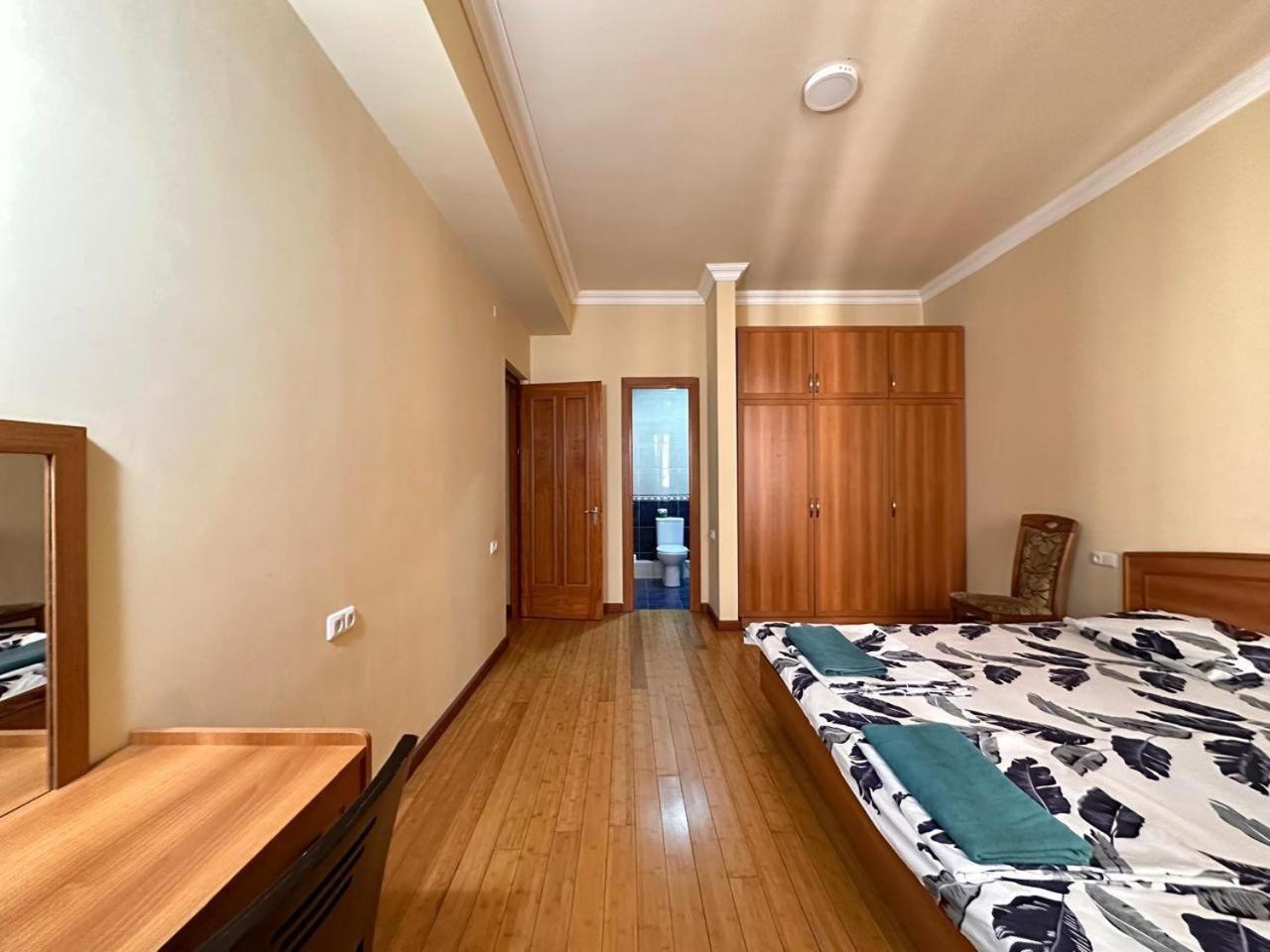 Hotel & Apartments California Єреван Екстер'єр фото