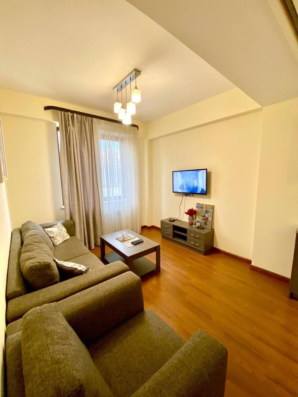 Hotel & Apartments California Єреван Екстер'єр фото