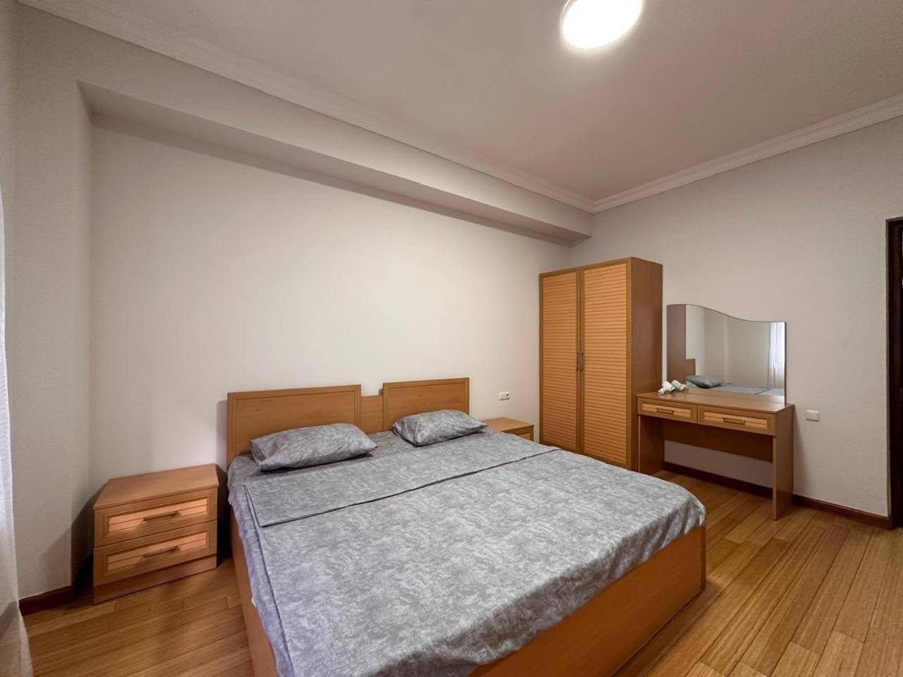 Hotel & Apartments California Єреван Екстер'єр фото