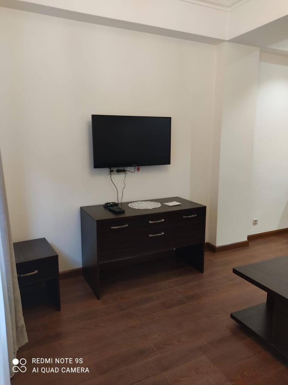 Hotel & Apartments California Єреван Екстер'єр фото