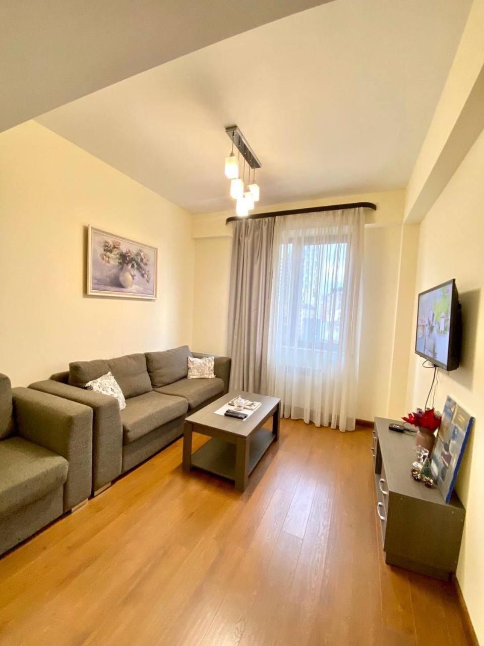 Hotel & Apartments California Єреван Екстер'єр фото