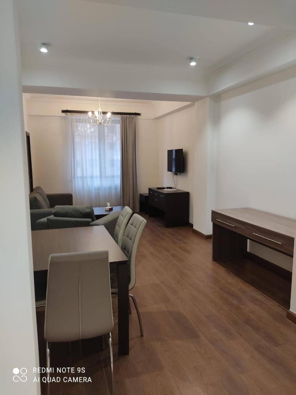 Hotel & Apartments California Єреван Екстер'єр фото