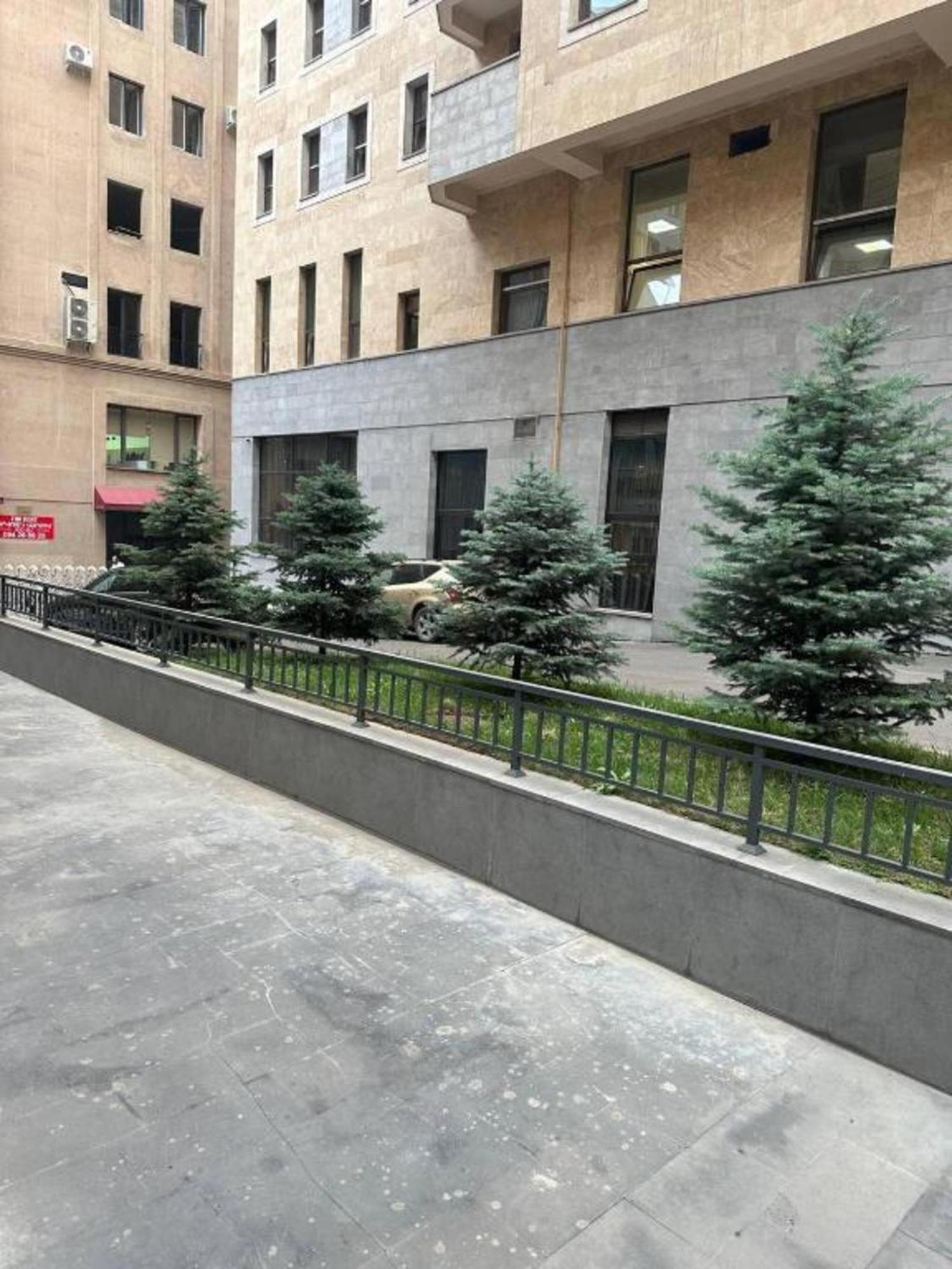 Hotel & Apartments California Єреван Екстер'єр фото