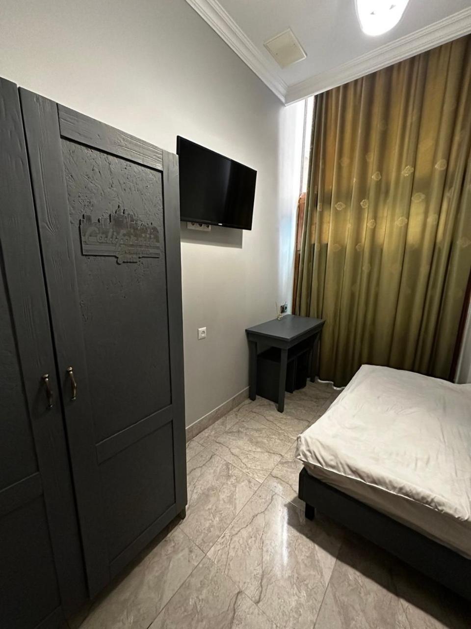 Hotel & Apartments California Єреван Екстер'єр фото