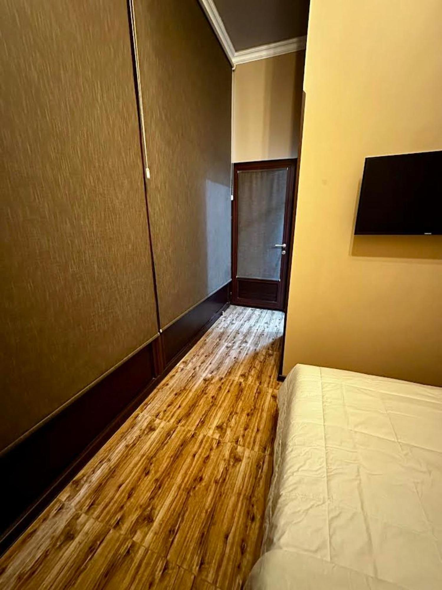 Hotel & Apartments California Єреван Екстер'єр фото