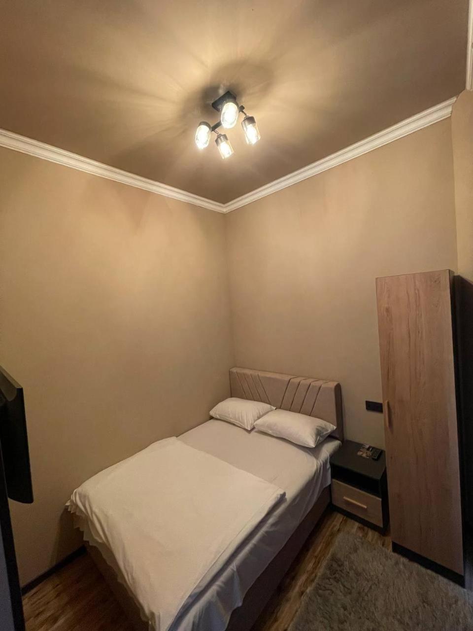Hotel & Apartments California Єреван Екстер'єр фото